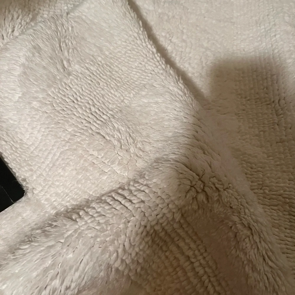 Ralph Lauren White Textured bath Rug/ Firm Price